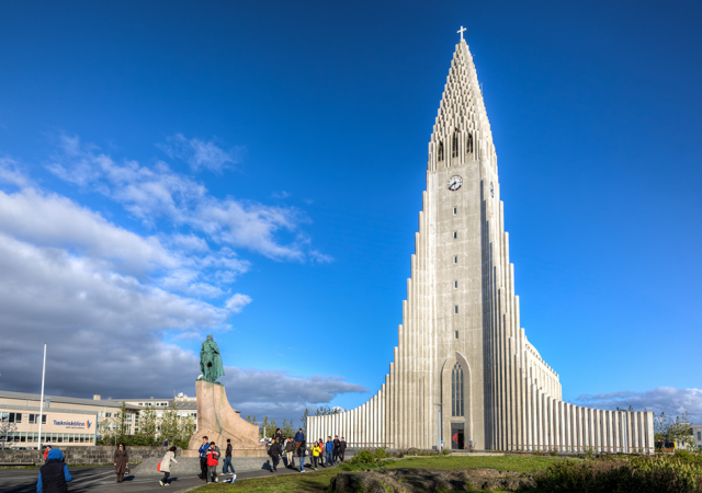何これ!?北欧の国・アイスランドに佇むナゾの巨大建造物